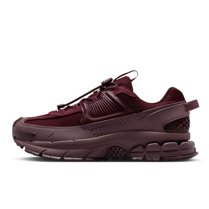 NKK3555TB-NIKE-VOMERO-BURG-RED-HQ2181-500-V1